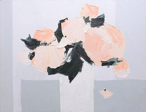 bouquet de fleurs roses, fleurs noires, vase carré blanc, fond gris clair lumineux, pétale qui tombe, format paysage